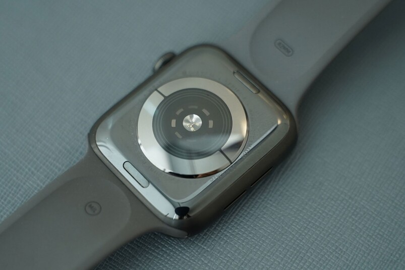 而且鈦金屬版Apple Watch EDITION仍然有防水50米錶的功能，錶面更是藍寶石玻璃，錶