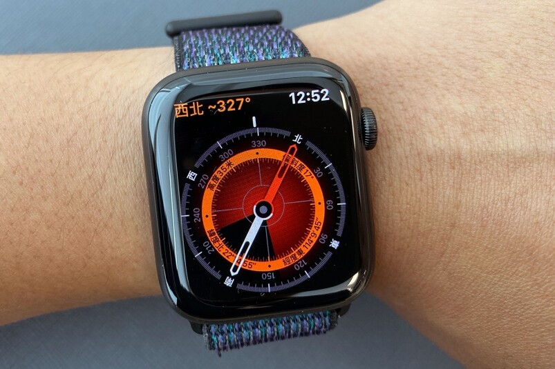 Apple Watch Series 5新增了指南針的功能，你可以在跑步、跑山的時候，毋須拿出手機
