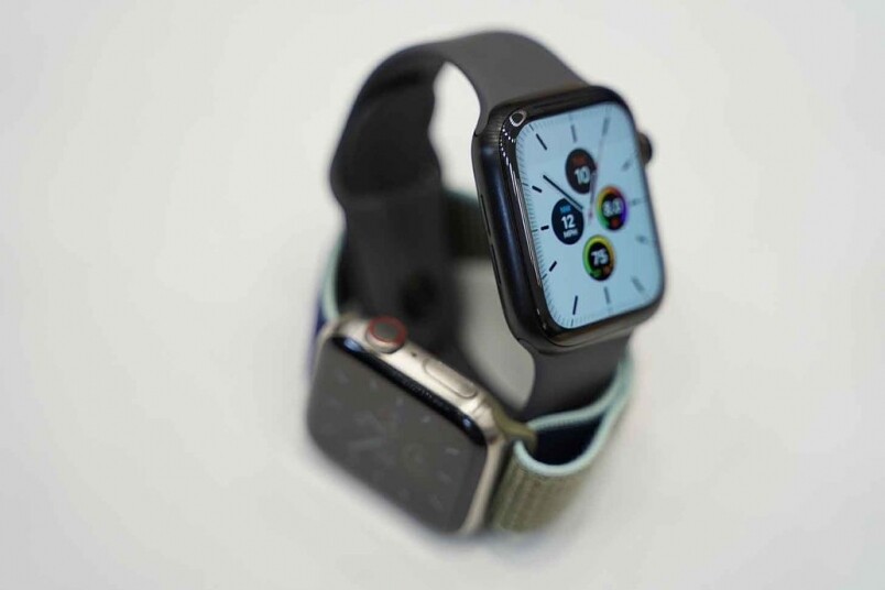 而Apple Watch EDITION在鈦金屬版本之上也帶來兩個色調的型號,一種是原色拉絲鈦 而Apple Watch EDITION在鈦金屬版本之上也帶來兩個色調的型號,一種是原色拉絲鈦