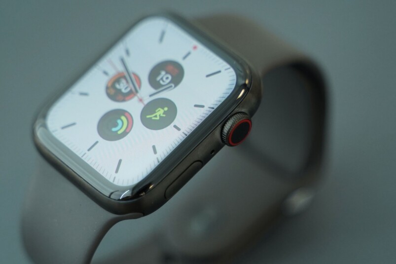 今次實測的版本為太空黑鈦金屬的版本，由於用上類鑽石塗層，令Apple Watch呈