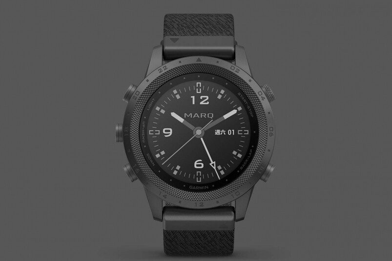 Garmin的這款MARQ Commandar設計極之有型，採用DLC鍍膜鈦金錶殼及磨砂處理，配搭黑色