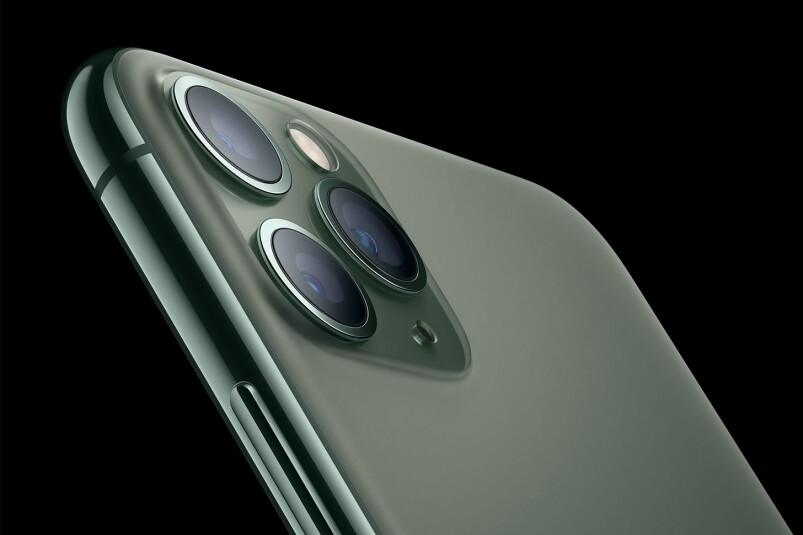 而iPhone 11 Pro用的是三鏡頭組合，包括與iPhone 11一樣的26mm ƒ/1.8的鏡頭、13mm ƒ/2