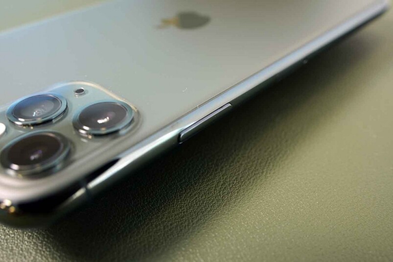 iPhone 11 Pro Max機背用上磨砂玻璃，而機側金屬框也用上同色系但亮面的效果