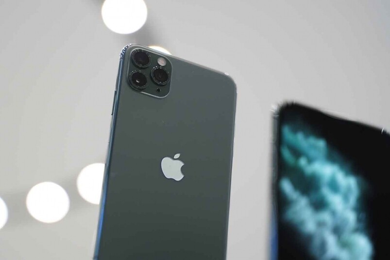 iPhone 11 Pro Max、iPhone 11 Pro的焦點新色Midnight Green，有點黑、灰、綠的混合，在不同角度有不同