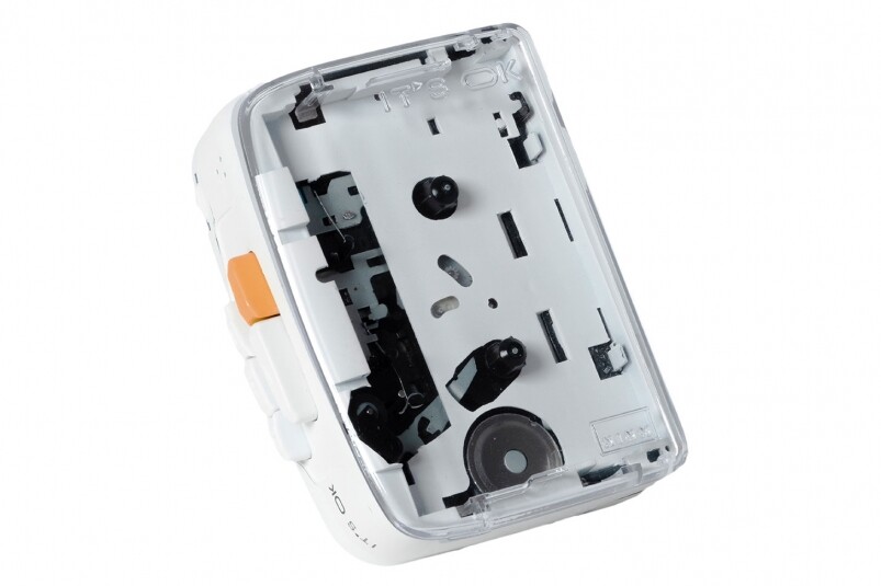 這部IT’S OK藍牙Walkman，採用透明上蓋設計，讓你可以完全看得到卡式帶的設