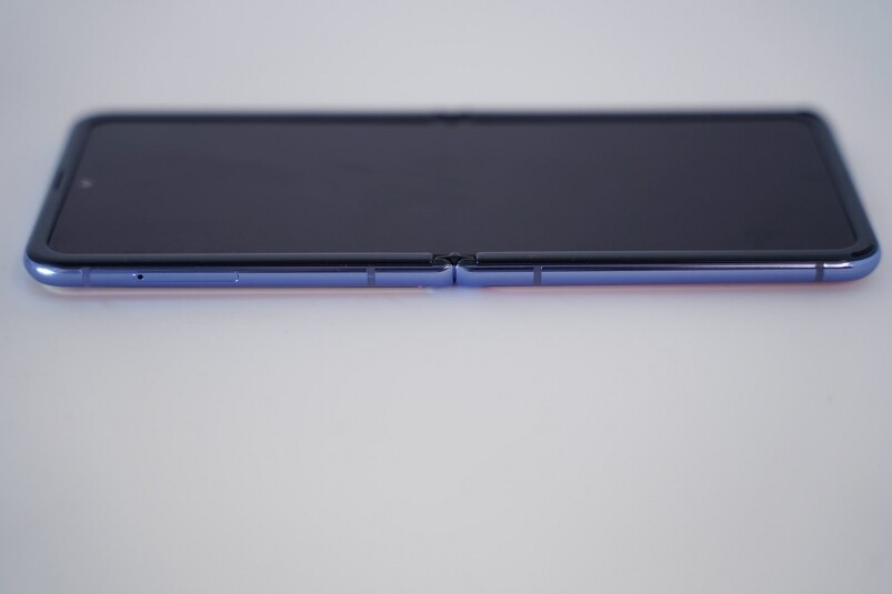 Samsung Galaxy Z Flip是首部採用超薄玻璃的可摺疊的無邊際開展式屏幕的智能手