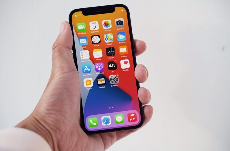 將iPhone 12 mini拿在手中,真的有點不敢相信,好像重回到去iPhone 5的年代,機身纖 將iPhone 12 mini拿在手中,真的有點不敢相信,好像重回到去iPhone 5的年代,機身纖