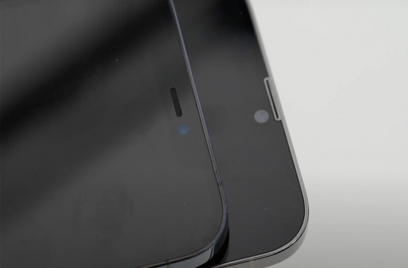 如此比較，你更看得到分別，iPhone 13 Pro Max的聽筒有一銀色邊框，正正鑲在機身