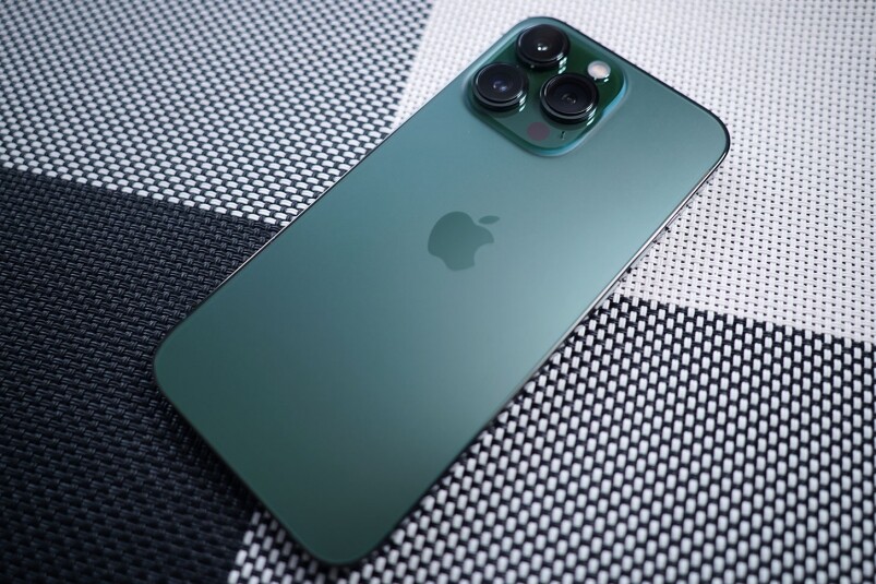 而松嶺綠色iPhone 13 Pro比起iPhone 13的綠，由於是用上了磨砂玻璃機背，因此色彩