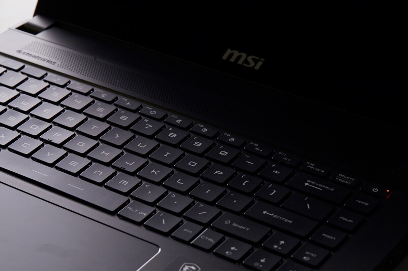 GS66 Stealth機身用上堅固耐用的磨砂黑金屬材質，從整體外觀，去到Keyboard、Touch pad、抽
