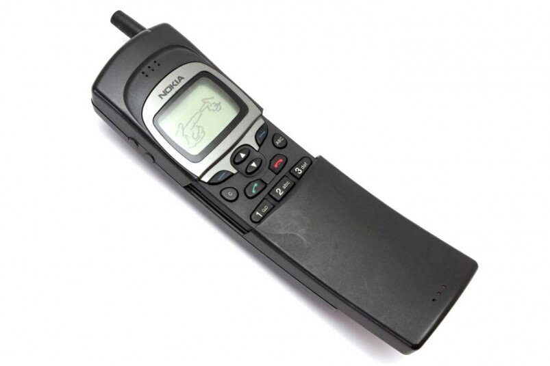 蕉王8110當年簡直是神級設計，將手機的直線設計來一個突破！以貼近使用