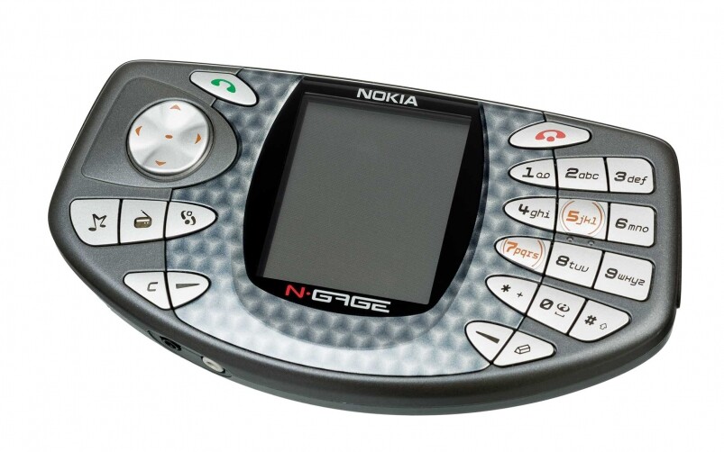 NOKIA N-Gage應該算是最後的的傳奇創意，當年的手機市場，玩創意很重要，Nokia也