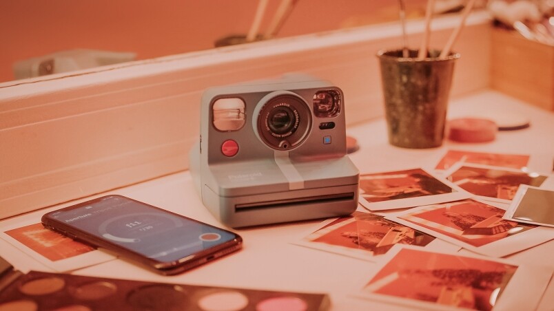 Polaroid Now+是在Polaroid Now的基璩上，加入了OneStep+的藍牙連線功能，讓Polaroid Now+可以表現出即