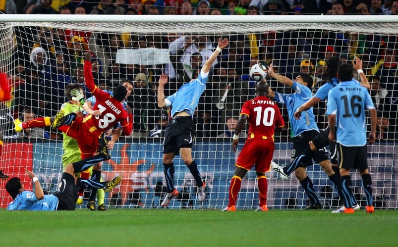 影片連結：2010世界盃 烏拉圭 vs 加納這場八強賽劇情可說是峰迴路轉，首先