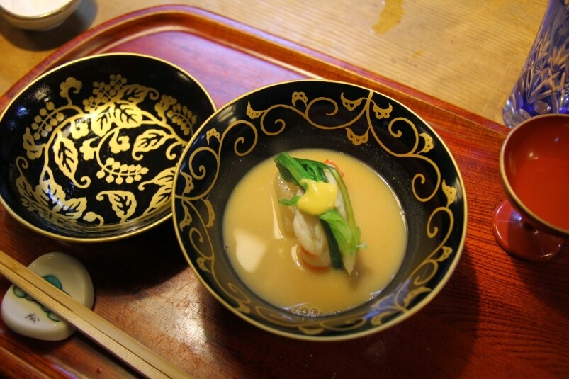 第三道菜湯品「御椀」，重點一定是用雅致的漆料木碗盛着！湯品的基底用上