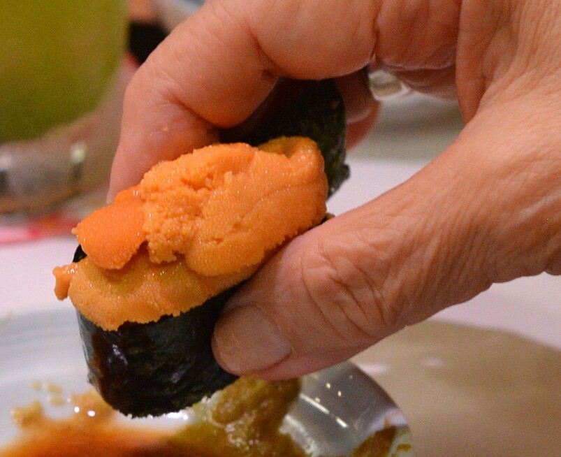 要食到最原汁原味的海膽，當然就甚麼也不加，直接生吃！但如果嫌太單調