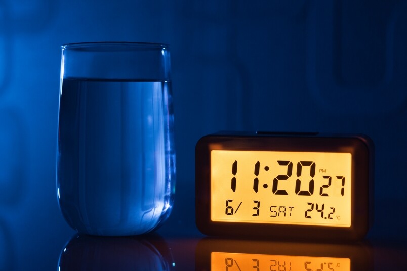 對於夜尿問題，亦應注意調節日常生活習慣，如傍晚入夜後減少攝入水份