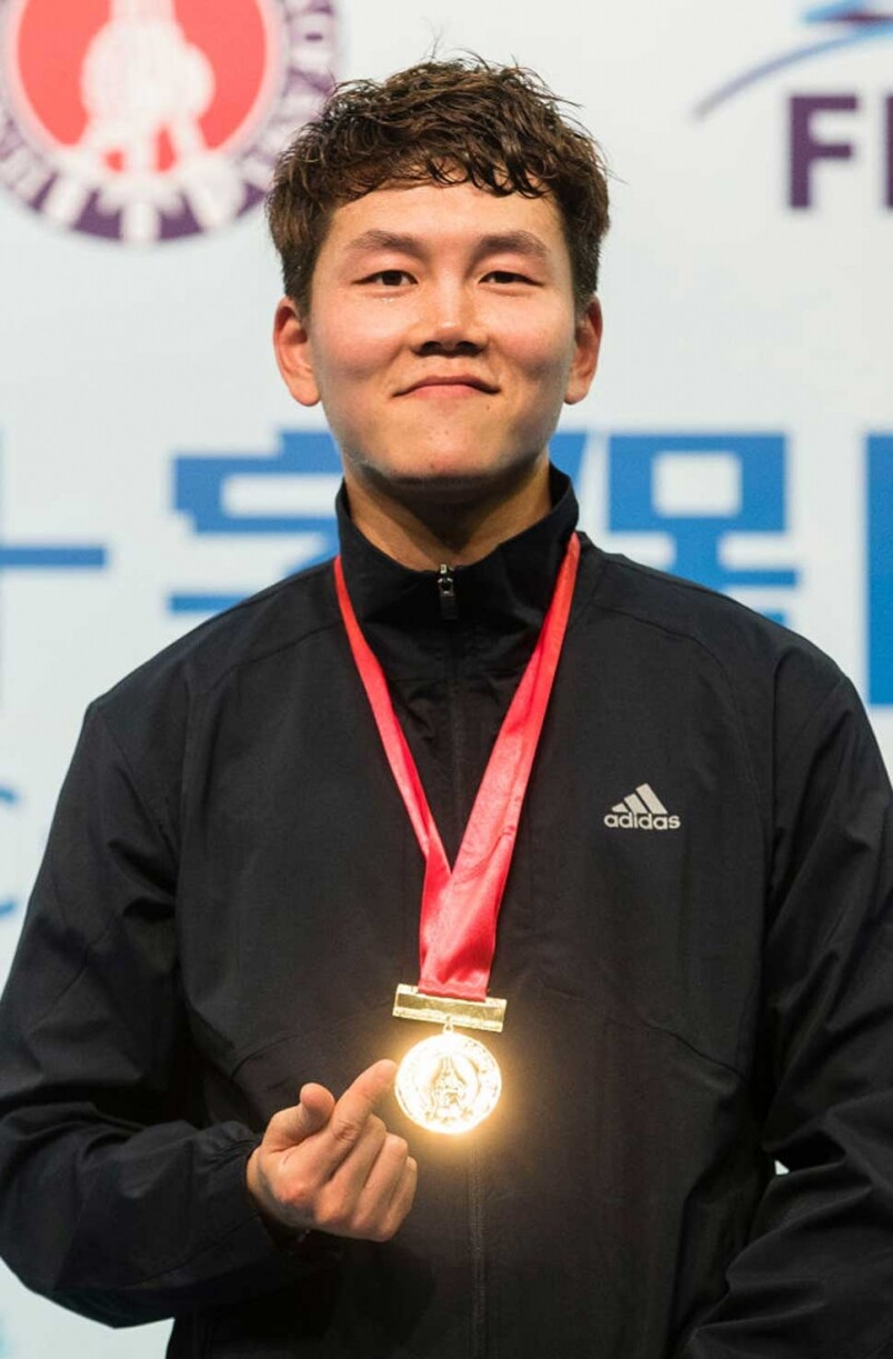 2016年4月14日，於中國無錫舉行的2016亞洲擊劍錦標賽的男子鈍劍組別中