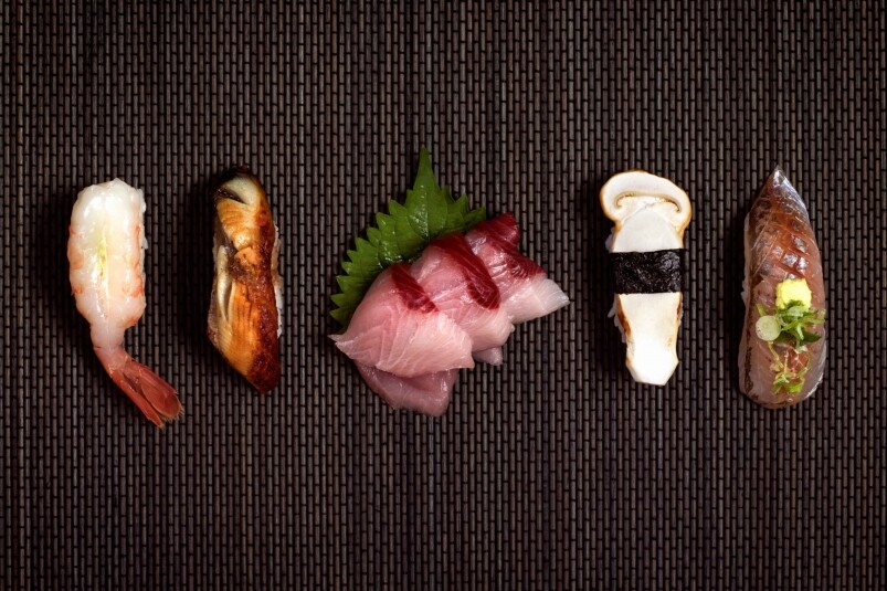 叫得做Omakase，壽司所用的醋飯當然一早調好味，不用蘸豉油了。不過為甚麼有