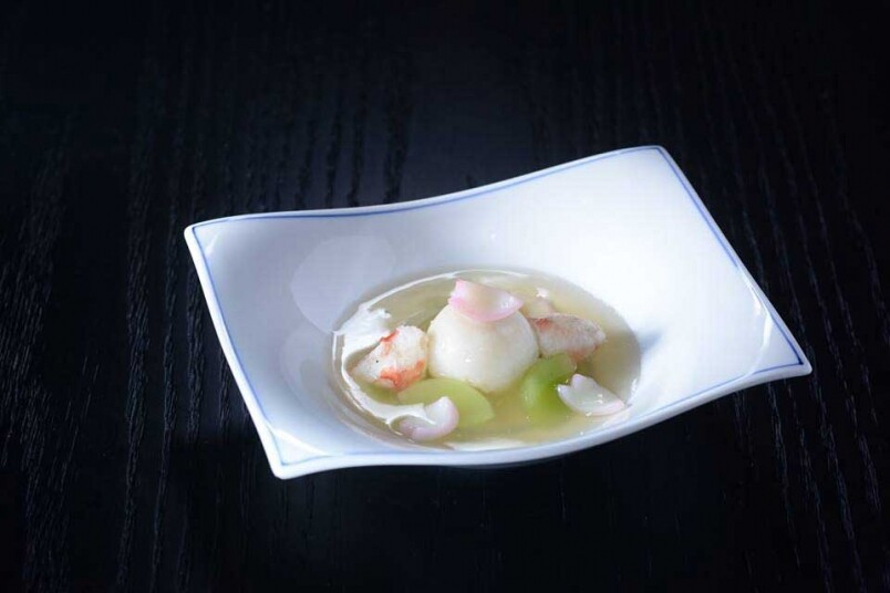 食日本菜,上菜次序一般會按味道淺味至濃味:例如先食左口魚、池魚這類 食日本菜,上菜次序一般會按味道淺味至濃味:例如先食左口魚、池魚這類