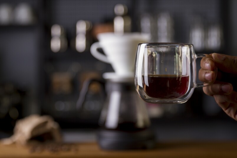 很多咖啡師都會建議品嚐精品咖啡豆，應該比賞味期限提早一點喝。如淺