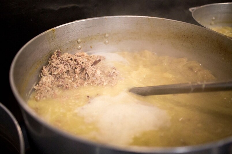 拉麵的湯頭最常見都是用雞肉、豬骨熬製而成，不過亦有些會用牛骨、鰹魚
