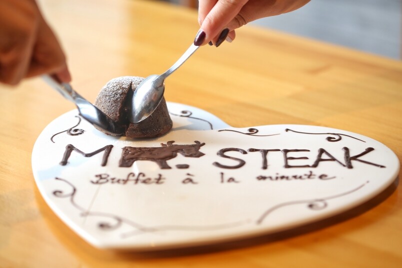 Mr.Steak Buffet à la minute 還提供招牌即焗自訂朱古力流心蛋糕,你可以自訂不同的節 Mr.Steak Buffet à la minute 還提供招牌即焗自訂朱古力流心蛋糕,你可以自訂不同的節
