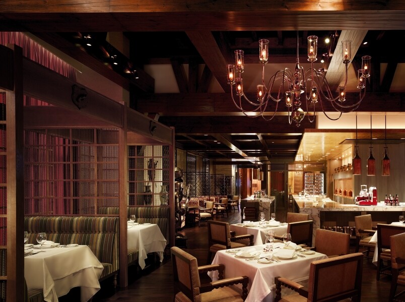 相約你的情人到城中享負盛名的希戈餐廳，其優雅的環境和搖曳的燭光