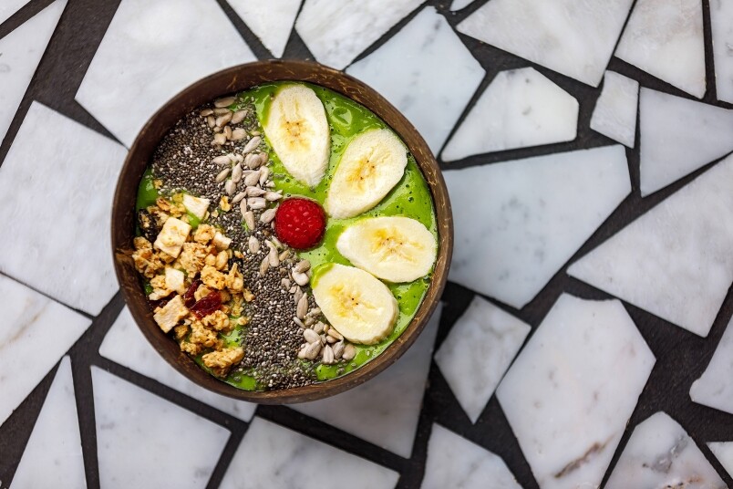 活力早餐碗 （Green Smoothie Bowl，HK$97） ，以牛油果、香蕉、菠菜、青瓜、西芹及芒果製作不含麩