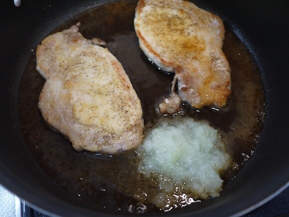 2. 在平底鍋中熱油，並油煎豬肉。