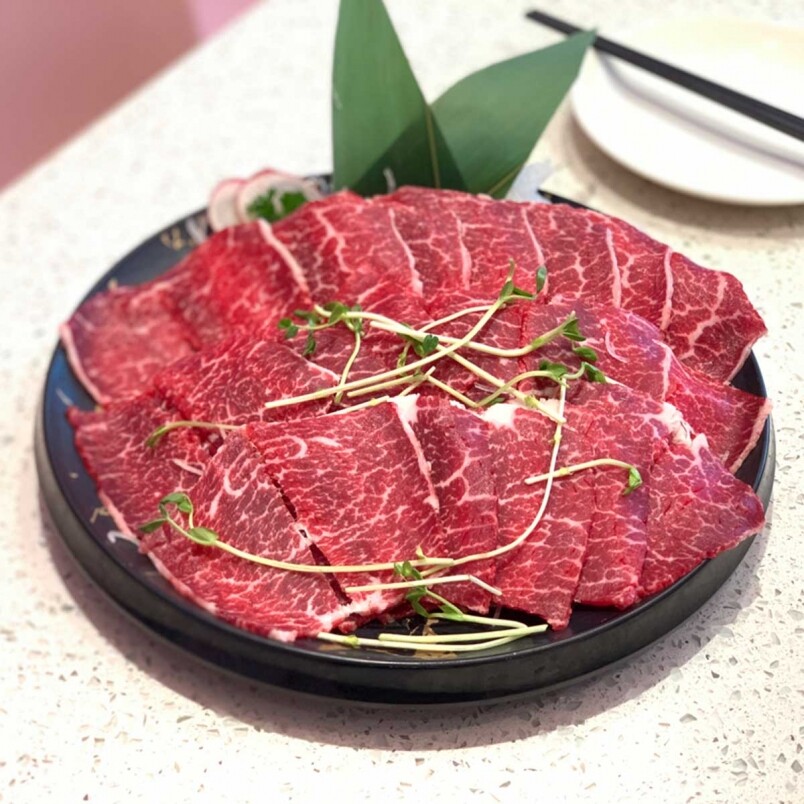 本地手切肥牛不算貴,$238有半份,但仍然份量十足,兩口子絕對夠食,而且肉 本地手切肥牛不算貴,$238有半份,但仍然份量十足,兩口子絕對夠食,而且肉