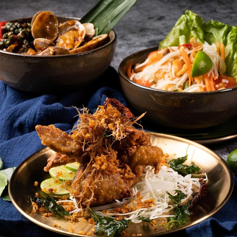 除了火鍋生料，亦有多款香口東南亞小吃，包括炸冬蔭軟殼蟹及香辣椰子