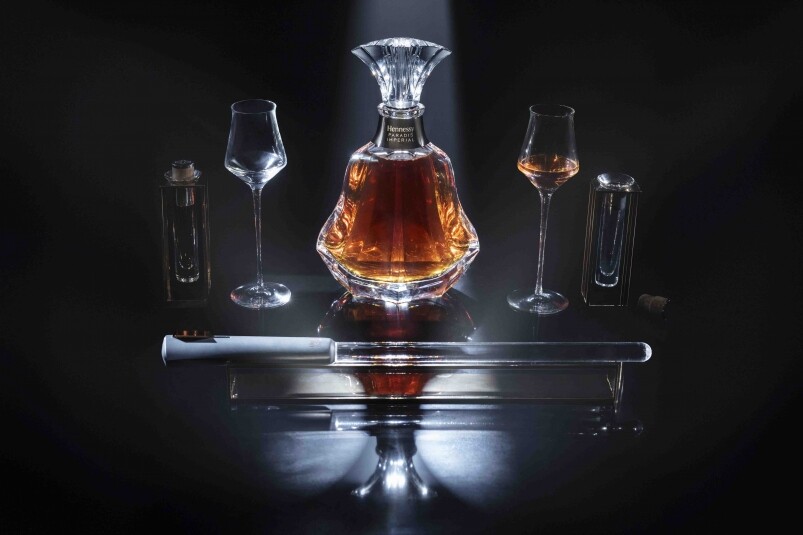 細膩的酒體，在以色列藝術大師 Arik Levy設計的水晶酒樽，顯得更優雅。水晶的