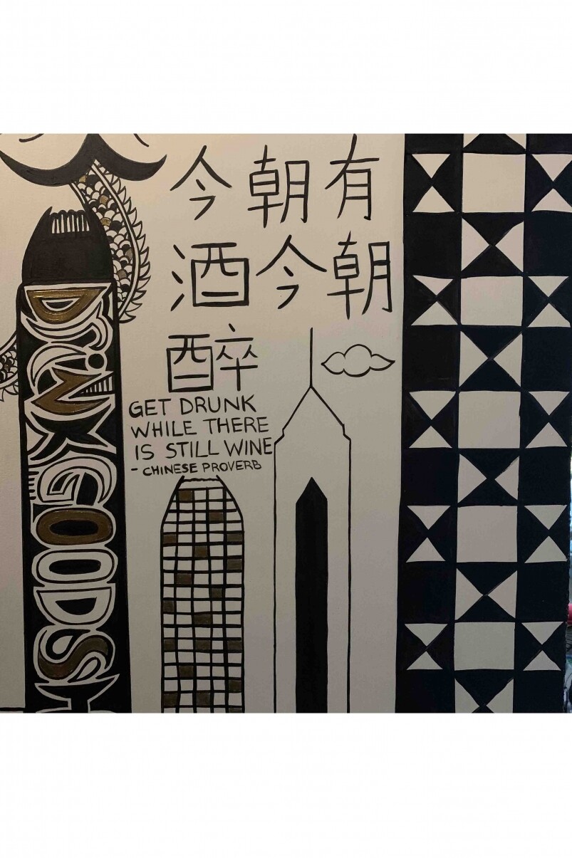 而牆上的插畫就特別為這裡創作的,說著葡萄酒歷史、兩位創辦人及香港 而牆上的插畫就特別為這裡創作的,說著葡萄酒歷史、兩位創辦人及香港
