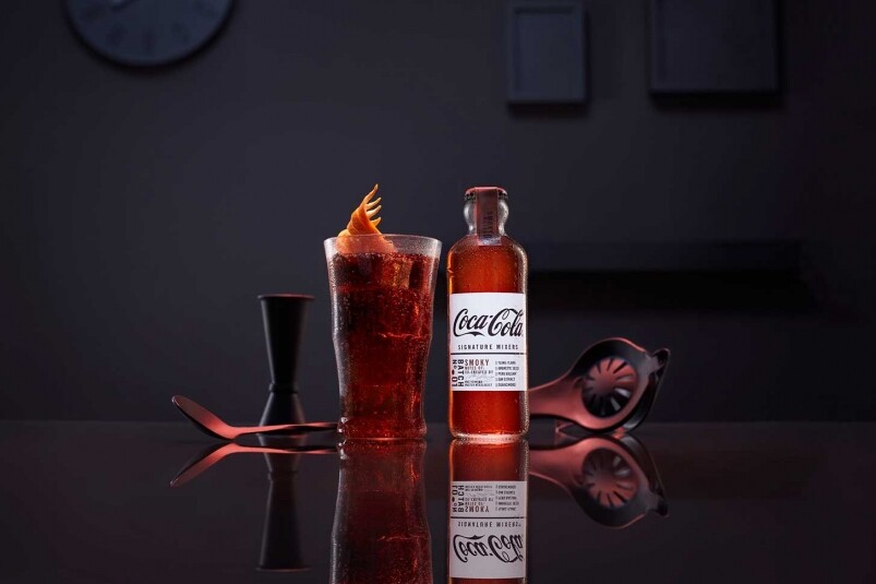 由調酒師Max Venning設計的煙燻味Coca-Cola Signature Mixer，帶有濃郁的香氣， 依蘭、香葵籽和乾