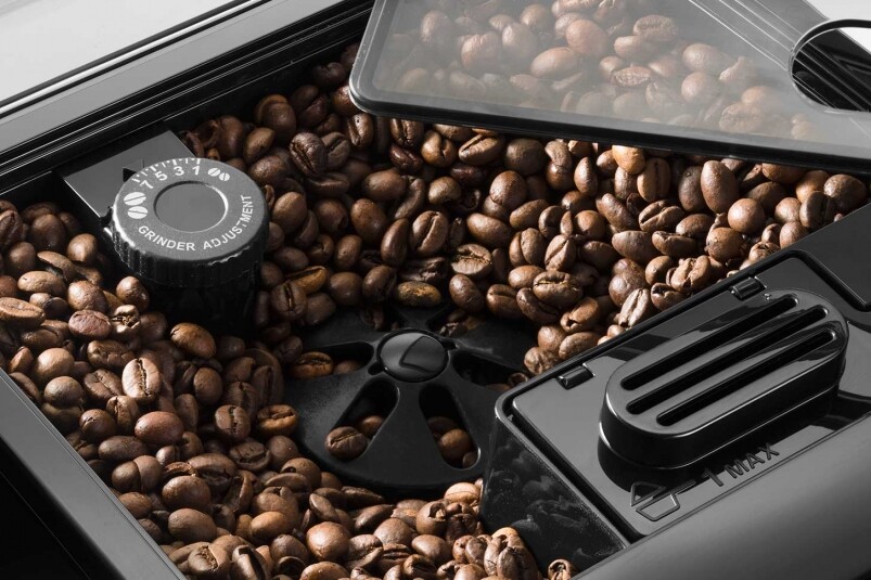 你可以選用咖啡粉或咖啡豆，亦可以從13度粗幼調節的咖啡豆研磨器選