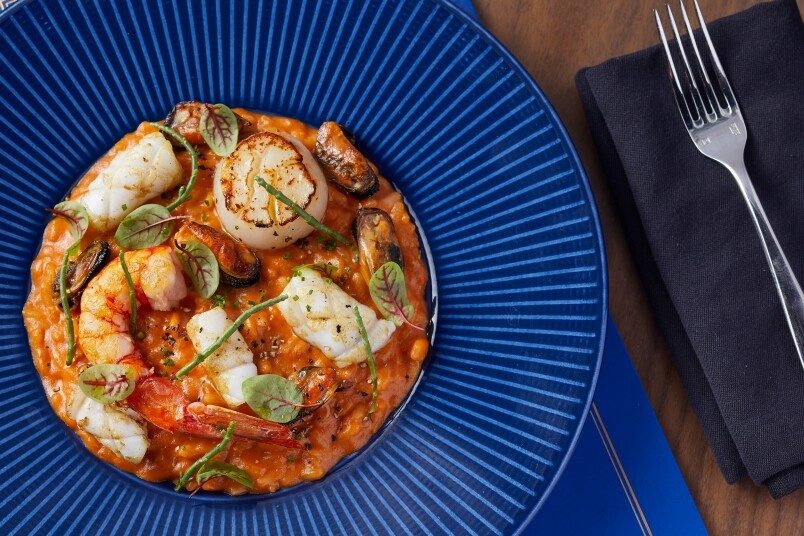 如果喜歡吃飯的話，龍蝦湯海鮮燴飯（HK$228）採用意大利北部的皮埃蒙特、珍