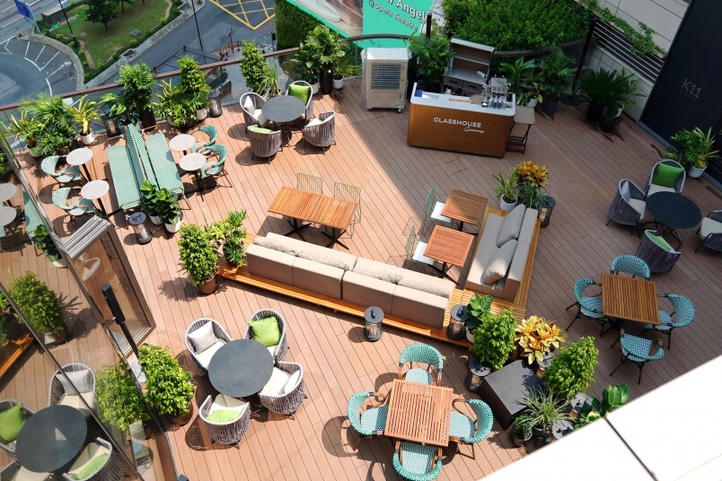 皆因餐廳外面有一個寬敞的天台花園，打造有點像綠洲的感覺，