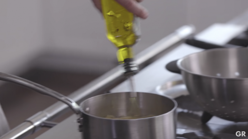 再把意粉放入鍋中，加入小量橄㰓油。