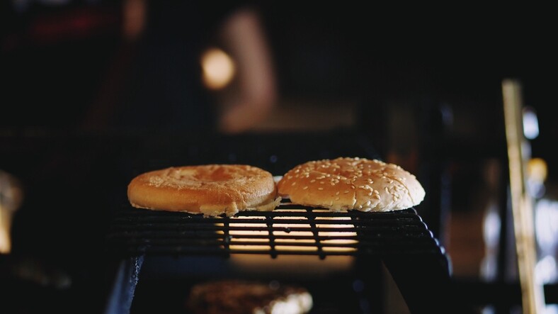 2. 預熱平底鍋，把漢堡包放進平底鍋烤至金黃（兩面都要烤），能避免肉汁濕