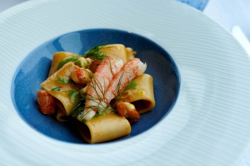 天龍軒的餐單中有重點菜式包括招牌中東吉品鮑魚酥、原個椰皇花膠燉