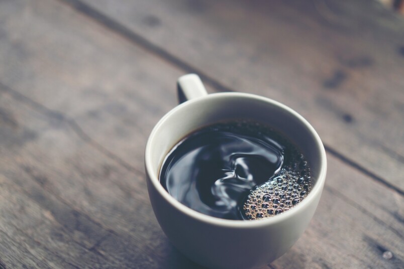 沖好的咖啡落在咖啡壺/杯中，這時候就最好把咖啡攪拌，因為咖啡一開始
