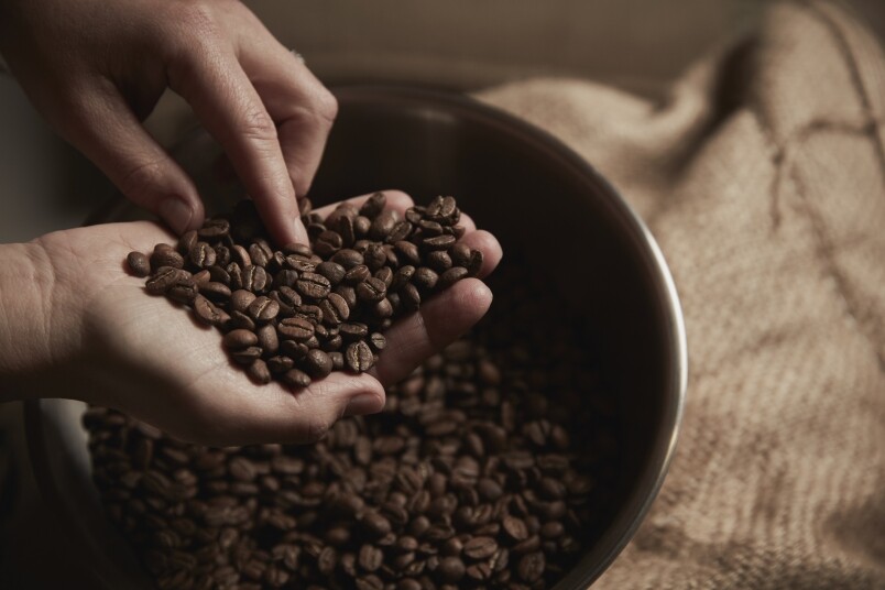 一般用15g咖啡粉，就會用210g的水去萃取咖啡，咖啡粉和水的比例是1