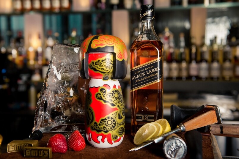 Kokeshi 以調和威士忌Johnnie Walker Black Label為基酒，並加入冰爵酒、柚子、士多啤梨糖油和杏