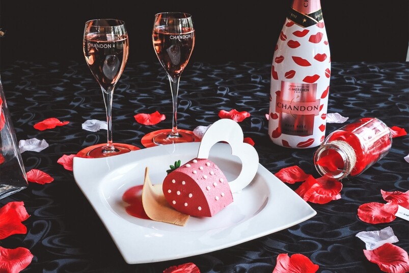 Sweet White Chocolate And Raspberry Mousse Heart Shape 白朱古力紅莓慕絲蛋糕