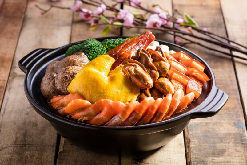 除此以外，帝京軒於新春期間，精心預備了「花開富貴鮑魚盆菜 」，包括有蠔皇
