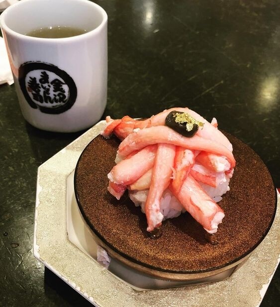 而另一名物「蟹滿堂」,採用來自日本海的松葉蟹,上面加上蟹膏點綴,還撒上 而另一名物「蟹滿堂」,採用來自日本海的松葉蟹,上面加上蟹膏點綴,還撒上