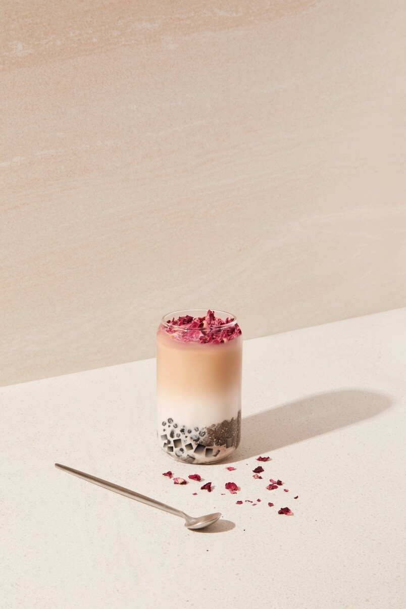 圓貝的經典珍珠奶茶「圓貝之戀」（PO Mylk）， 夢幻般的漸變色彩由玫瑰粉、椰子煉