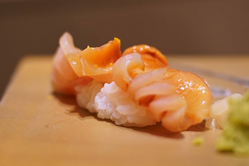 日本師傅對洗米手勢、力量、速度都有所要求，所以他的壽司，魚材是重點，當