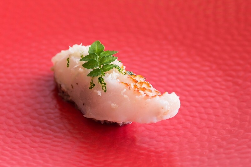 「喜知次」屬日本深海魚王，魚脂特別肥美，大廚特別用冬菇代替壽司飯，配搭
